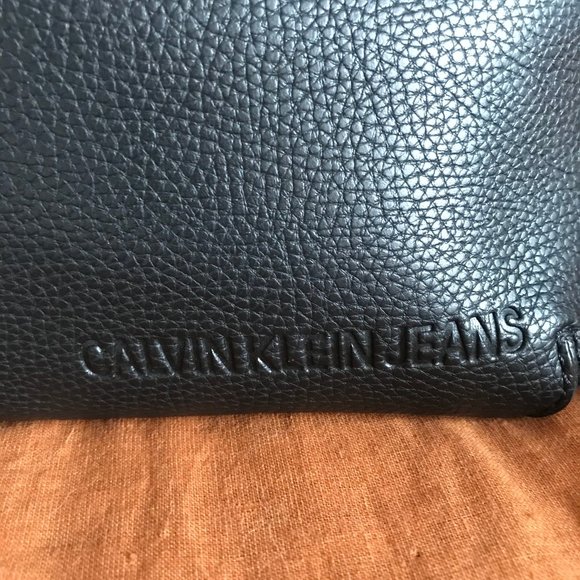 Calvin Klein Ultra Light Barrel Bag - Picture 6 of 6
